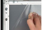 Zidni klik-klak 25 mm alu okvir sa UV antirefleksnom zaštitnom folijom osigurava brzu izmjenu plakata. 