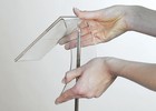 Prikazivanje načina umetanja đepa na stalak/nosač.