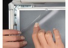 Zidni klik-klak 32 mm alu okvir sa UV antirefleksnom zaštitnom folijom osigurava brzu izmjenu plakata. 